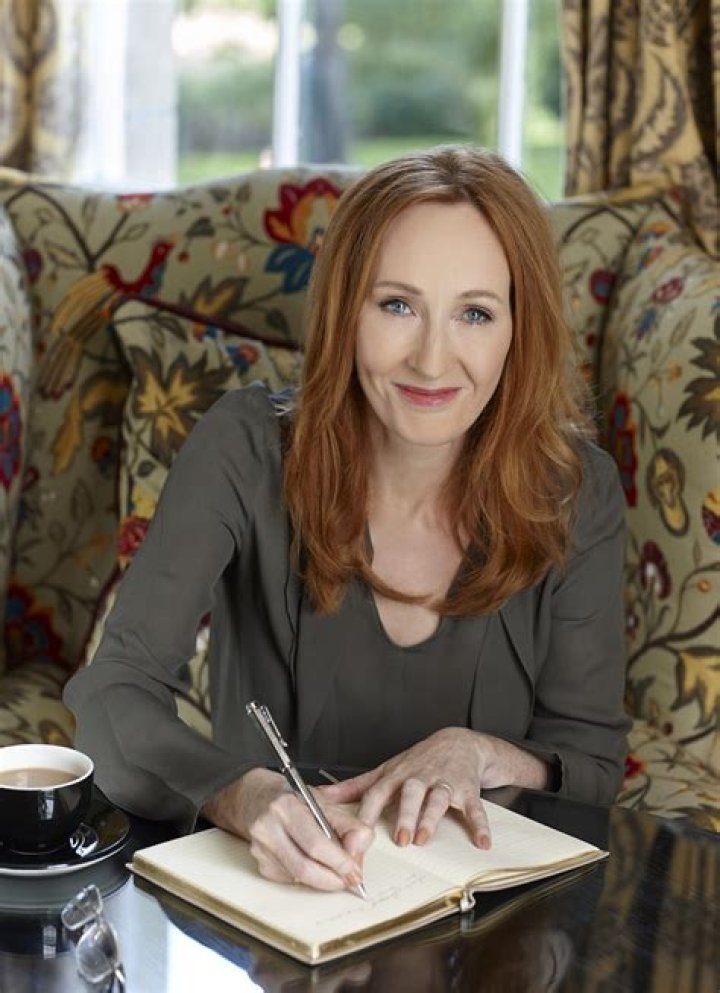 How many hours does JK Rowling write a day?