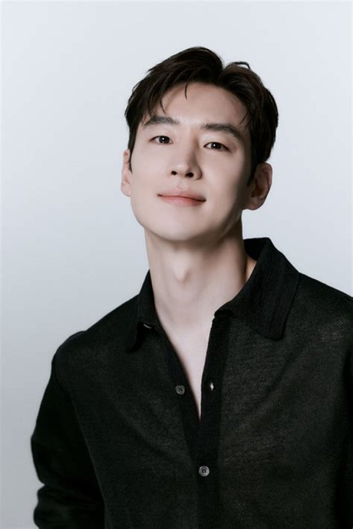 Unraveling The Mystery: Does Lee Je Hoon Have A Wife?
